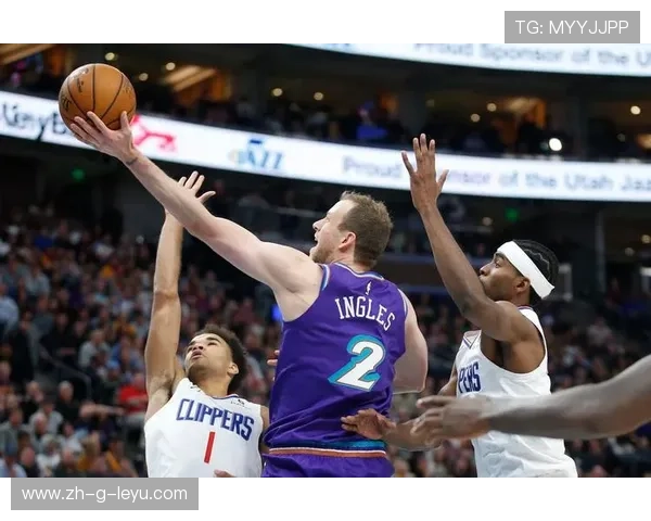 克拉克森借挡拆拔起三分，爵士替补席纷纷起立