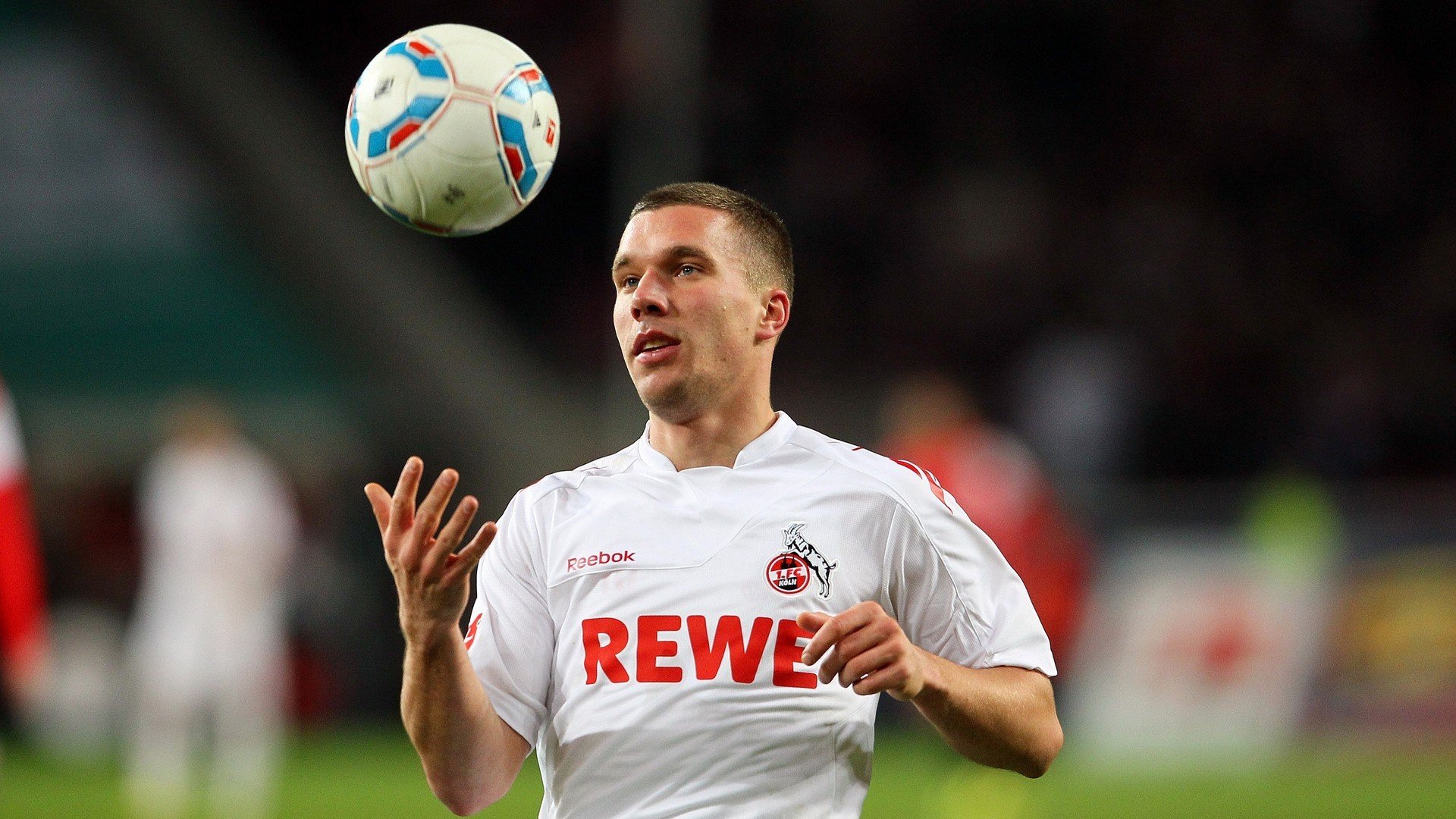 锋线压迫点设置是否决定中场高位接应成功率,锋线组合